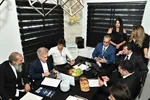 ישיבת בוקר במשרד אלמקייס אביטל - סיעור מוחות אסטרטגי